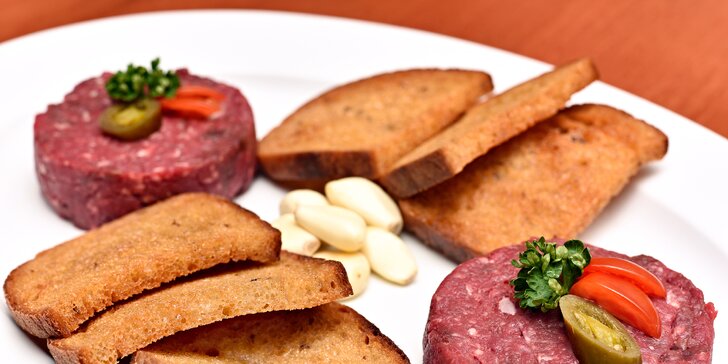 Hovězí tataráček: 300 či 500 g masa s neomezeným množstvím topinek a česneku