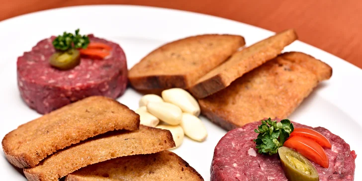 Hovězí tataráček: 300, 500 či 1000 g masa s neomezenými topinkami