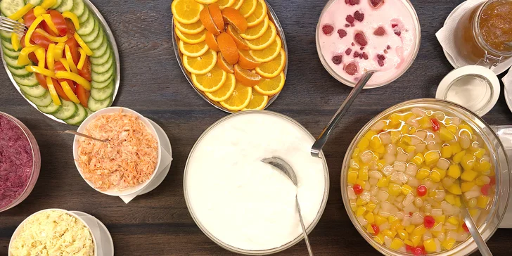 Bufetová snídaně "all you can eat" pro 1 osobu: domácí koláče i míchaná vajíčka