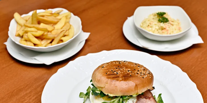 Burgerové menu pro 1, 2 nebo rovnou 4 jedlíky: na výběr ze 3 druhů burgerů