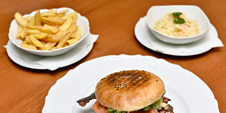 Burgerové menu pro 1, 2 nebo rovnou 4 jedlíky: na výběr ze 3 druhů burgerů