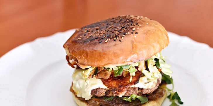 Burgerové menu pro 1, 2 nebo rovnou 4 jedlíky: na výběr ze 3 druhů burgerů
