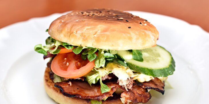 Burgerové menu pro 1, 2 nebo rovnou 4 jedlíky: na výběr ze 3 druhů burgerů
