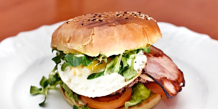 Burgerové menu pro 1, 2 nebo rovnou 4 jedlíky: na výběr ze 3 druhů burgerů