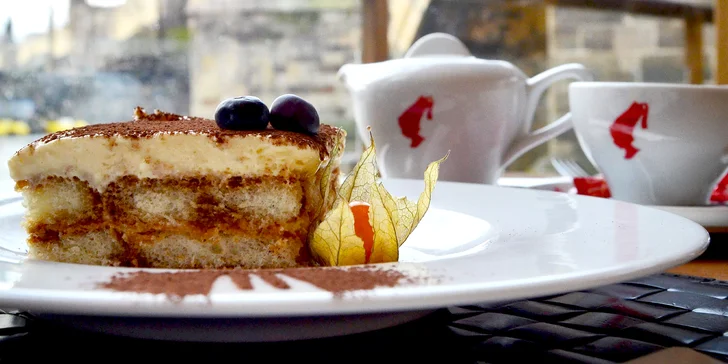 Ledová káva nebo limonáda a domácí tiramisu s výhledem na Karlův most