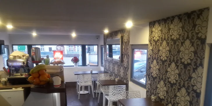 Detailní čištění karoserie, oplach kol a vydatná snídaně nebo svačina k tomu