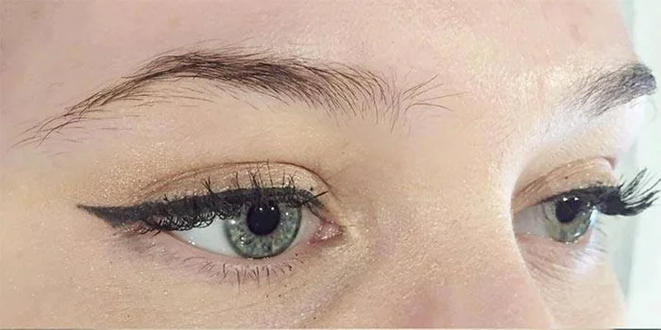 Zvýraznění a zhuštění obočí přirozeně vypadající metodou: 3D microblading