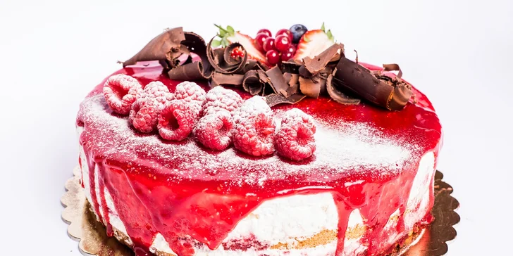 Zlatý hřeb každé oslavy: bohatě zdobený dort s mascarpone nebo pistáciový