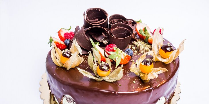 Zlatý hřeb každé oslavy: bohatě zdobený dort s mascarpone nebo pistáciový
