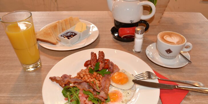 Anglická snídaně: sázená vejce, fazole a slanina s opečenými toasty