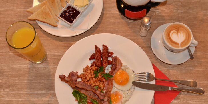 Anglická snídaně: sázená vejce, fazole a slanina s opečenými toasty