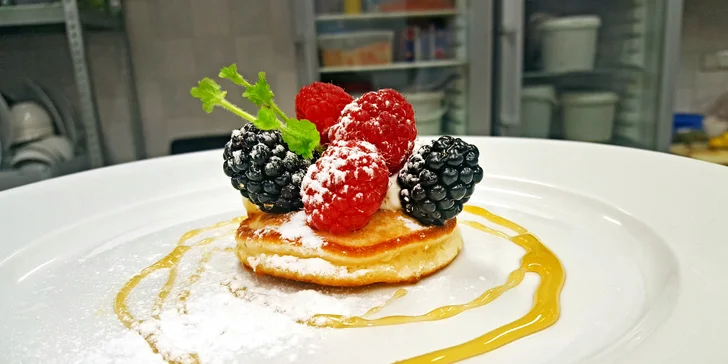 Tříchodové valentýnské menu: panenka nebo pstruh, lívaneček a sklenka vína