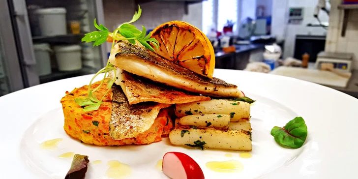Tříchodové valentýnské menu: panenka nebo pstruh, lívaneček a sklenka vína