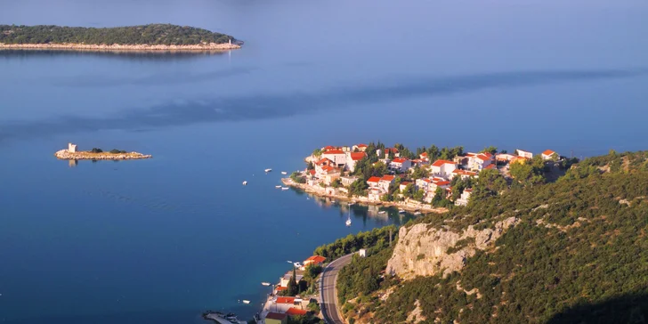 7 nocí v jižní Dalmácii: 3* hotel přímo na pláži, polopenze a dítě zdarma