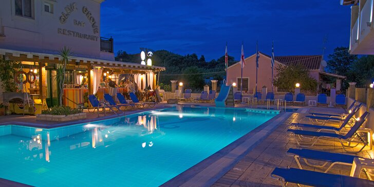 Letecky na Korfu: 7 nocí v hotelu s bazénem a polopenzí, 100 m od pláže