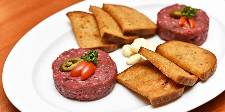 Hovězí tataráček: 300, 500 či 1000 g masa s neomezenými topinkami