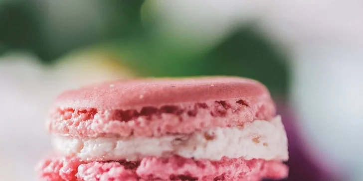 Balíček 6, 12 či 24 makronek od Nos Macarons, možnost romantického zdobení