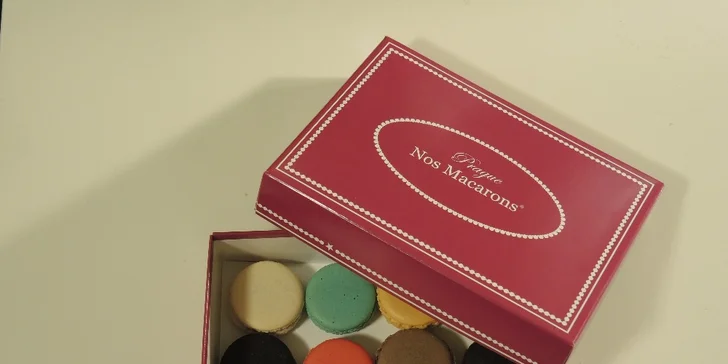 Balíček 6, 12 či 24 makronek od Nos Macarons, možnost romantického zdobení