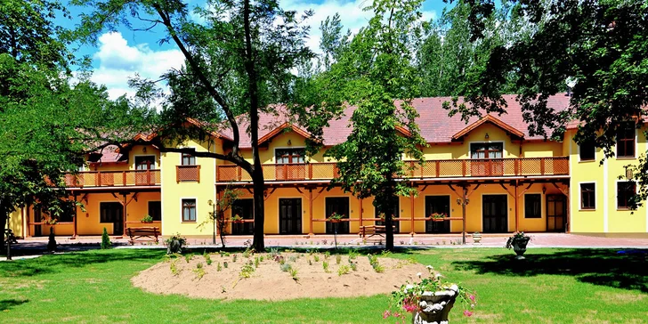 Tichý park plný zelene, výhľad z okien izby do parku alebo aktivity ako jazda na konic či na bicykli osviežia Vašu myseľ
