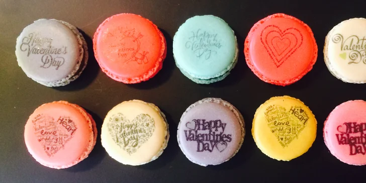 Balíček 6, 12 či 24 makronek od Nos Macarons, možnost romantického zdobení