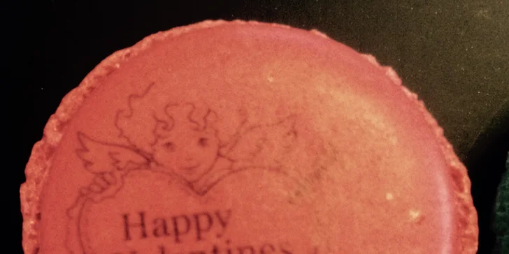Balíček 6, 12 či 24 makronek od Nos Macarons, možnost romantického zdobení