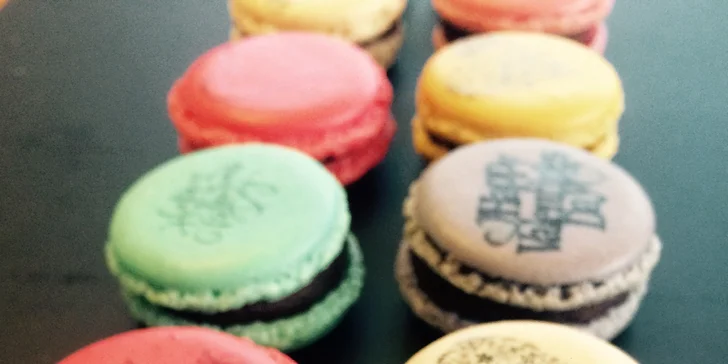 Balíček 6, 12 či 24 makronek od Nos Macarons, možnost romantického zdobení