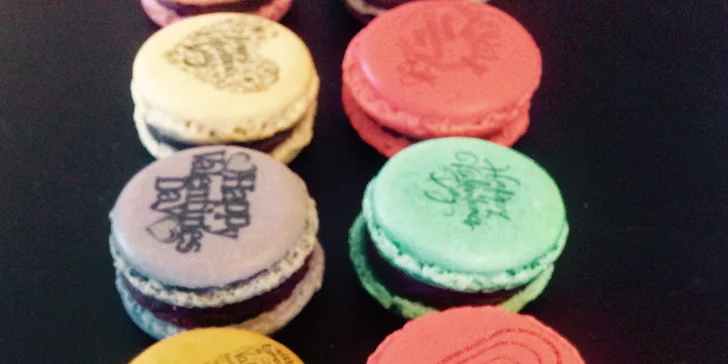 Balíček 6, 12 či 24 makronek od Nos Macarons, možnost romantického zdobení