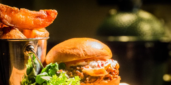 Burger s dlouze pečeným trhaným vepřovým masem a steakové brambory