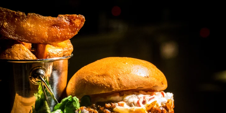 Burger s dlouze pečeným trhaným vepřovým masem a steakové brambory