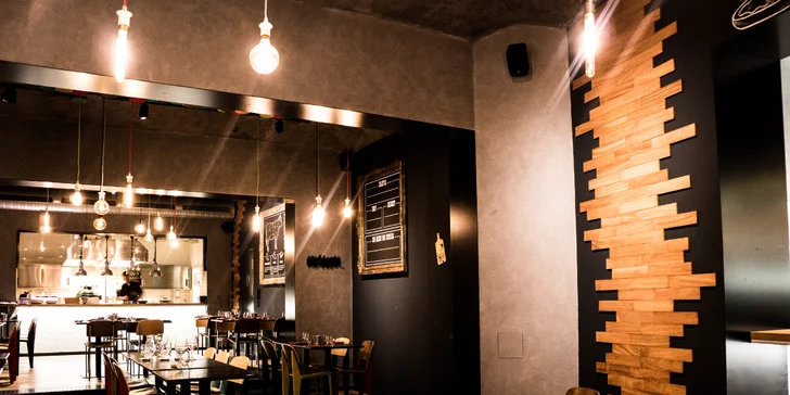 Grilovaný hovězí burger se steakovými hranolky a fenyklovou majonézou