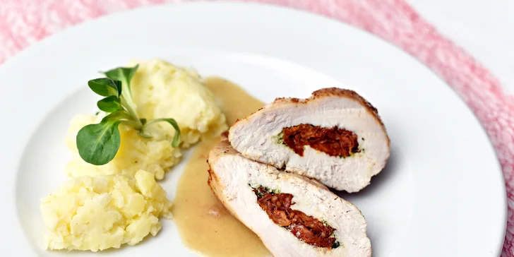 Výběrové menu pro 2 s carpacciem a kuřecími prsy plněnými sušenými rajčaty