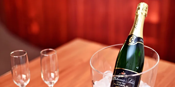 Tříchodové menu: kuřecí prsa se sušenými rajčaty, borůvkový trifle a láhev sektu