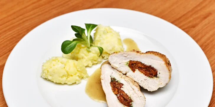 Tříchodové menu: kuřecí prsa se sušenými rajčaty, borůvkový trifle a láhev sektu