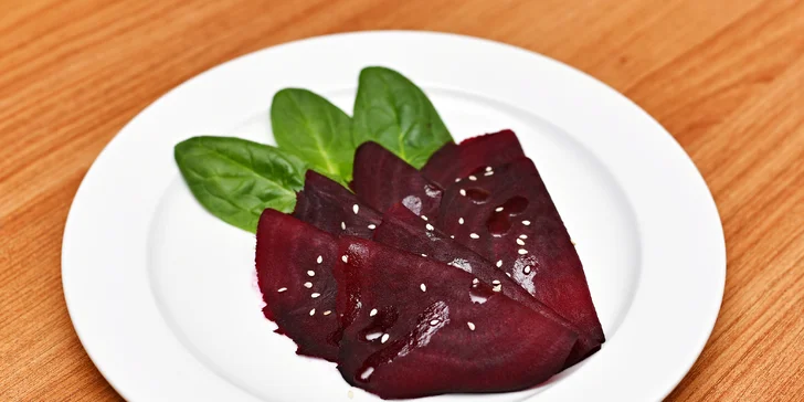 Tříchodové menu: kuřecí prsa se sušenými rajčaty, borůvkový trifle a láhev sektu