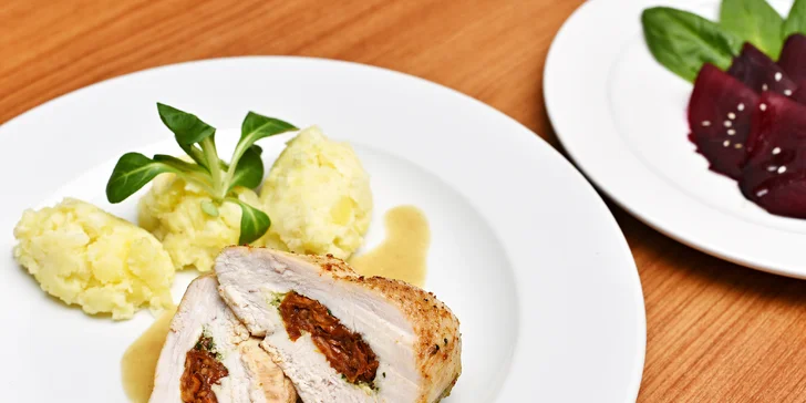 Tříchodové menu: kuřecí prsa se sušenými rajčaty, borůvkový trifle a láhev sektu
