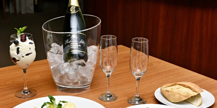 Tříchodové menu: kuřecí prsa se sušenými rajčaty, borůvkový trifle a láhev sektu