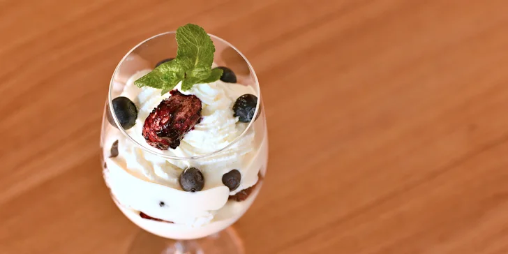 Tříchodové menu: kuřecí prsa se sušenými rajčaty, borůvkový trifle a láhev sektu