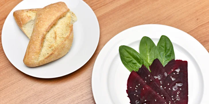 Tříchodové menu: kuřecí prsa se sušenými rajčaty, borůvkový trifle a láhev sektu