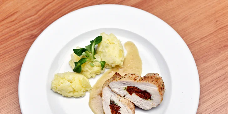 Tříchodové menu: kuřecí prsa se sušenými rajčaty, borůvkový trifle a láhev sektu