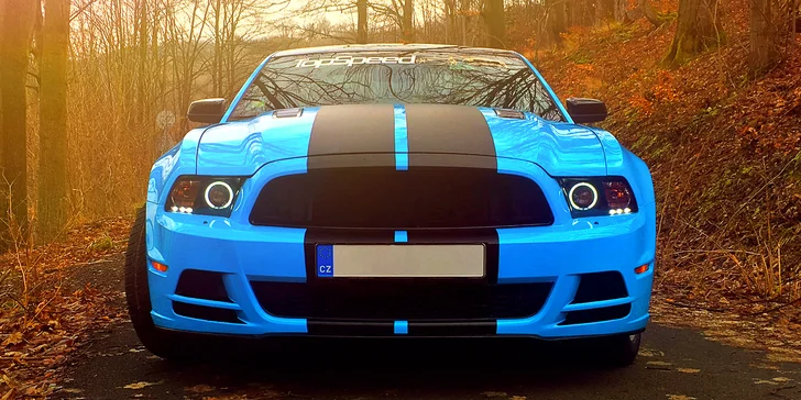 Sedněte za volant nabušeného sporťáku: jízda snů v Mustang GT s instruktorem