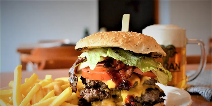 Kuřecí burger s pikantní omáčkou nebo hovězí burger s whisky BBQ omáčkou