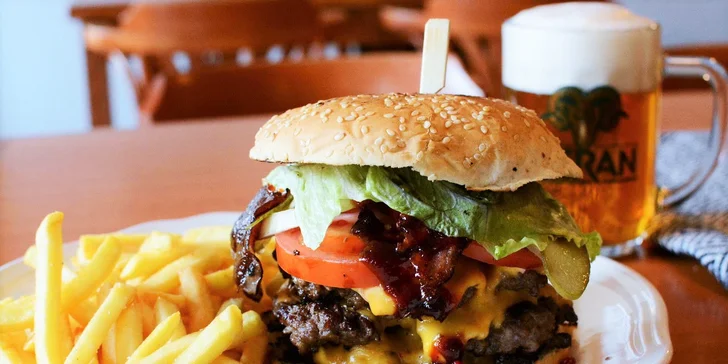 Kuřecí burger s pikantní omáčkou nebo hovězí burger s whisky BBQ omáčkou