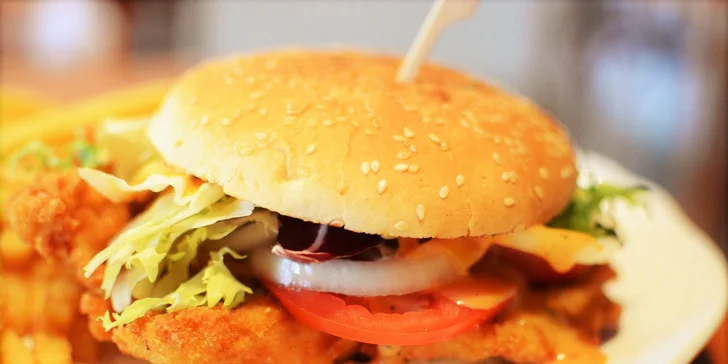 Kuřecí burger s pikantní omáčkou nebo hovězí burger s whisky BBQ omáčkou