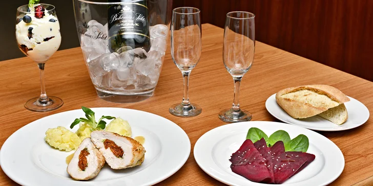 Tříchodové menu: kuřecí prsa se sušenými rajčaty, borůvkový trifle a láhev sektu