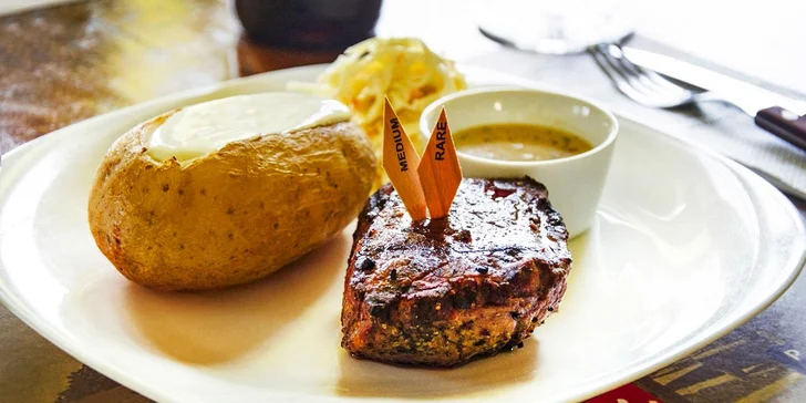 Nabité steakové menu s předkrmem a lahví vína pro dva přímo v centru města