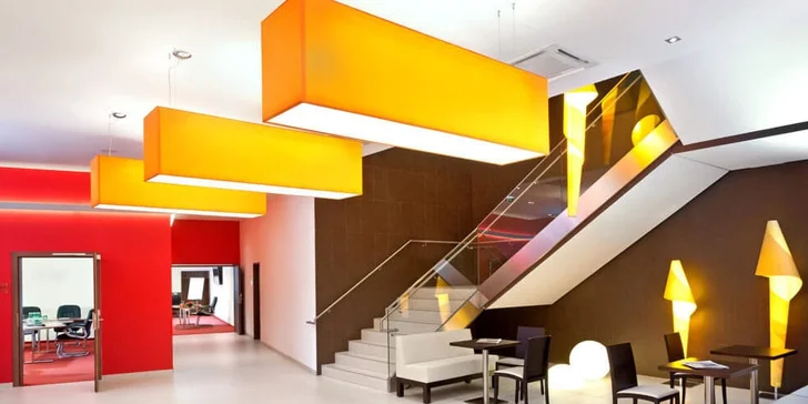 V hotelu není restaurace, bufetové snídaně se podávají ve snídaňovém salonku.