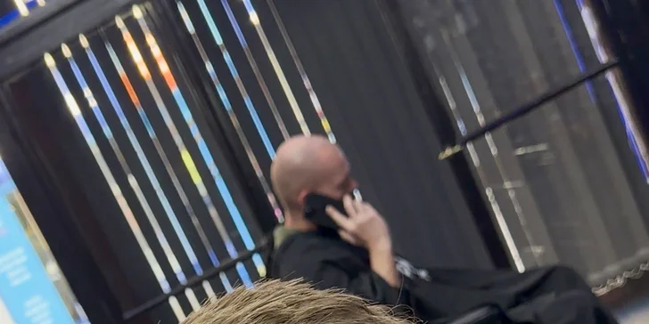 S precizním střihem, důkladnou úpravou vousů nebo hladce oholenou hlavou získáte nový pocit sebevědomí. 