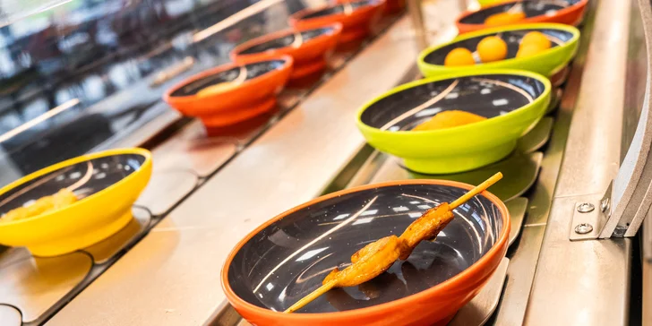 Pojďte si počíhat na čerstvé sushi se zeleninou, rybí kousky nebo třeba smažené plněné rolky, taštičky, grilované krevety, řízečky, dezerty… 

