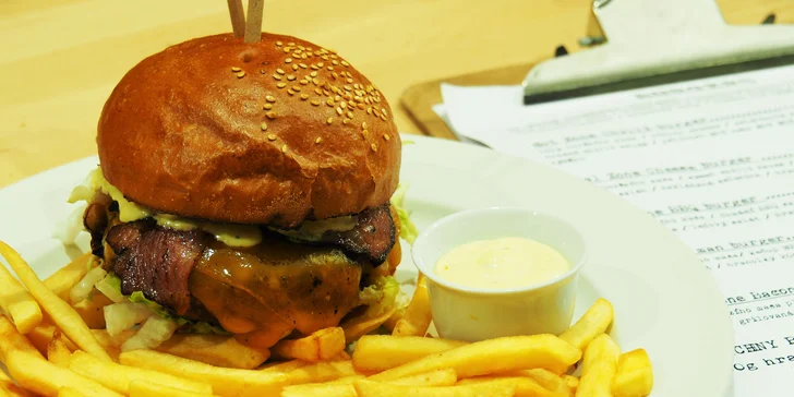 Amerika s přáteli: 4x hovězí burger podle výběru, hranolky a 4 piva