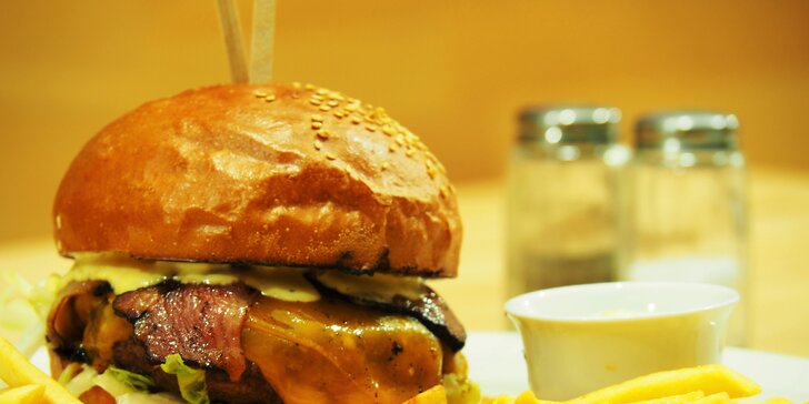 Amerika s přáteli: 4x hovězí burger podle výběru, hranolky a 4 piva